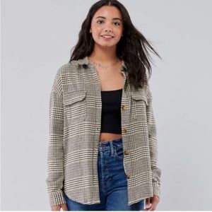 Hollister Boyfriend Fit Tan Houndstooth Button Up
Flannel Shirt